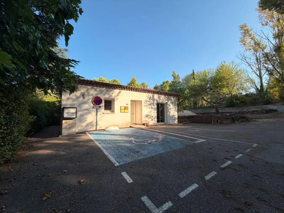 L'arrivée au cabinet : l'extérieur de la maison médicale de Célony, depuis le parking.